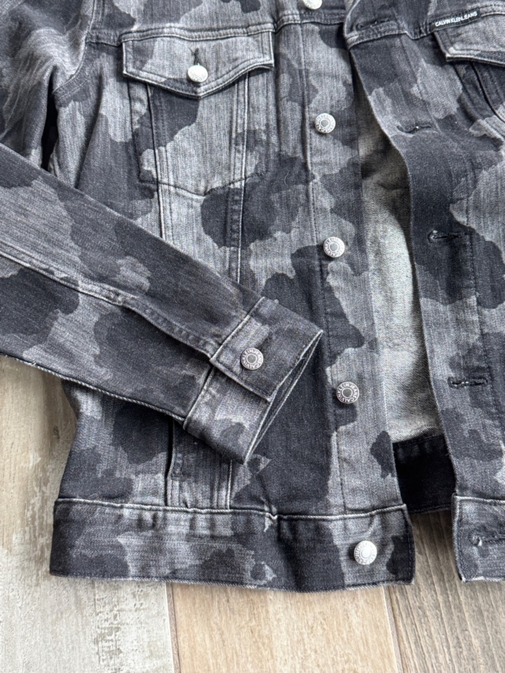 NWT Calvin Klein Men’s Black Camouflage Denim Jacket Trucker Style Medium - Picture 3 of 5